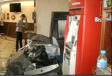 Quadrilha armada de fuzis                    , explode caixas em posto de combustíveis