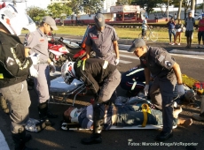 Acidente entre moto e bicicleta fere duas pessoas