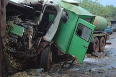 Caminhoneiro fica ferido                     em acidente