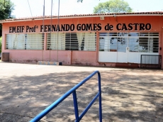 Grupo aterroriza crianças               em ônibus escolar