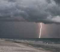 Homem morre atingido por raio no Guarujá