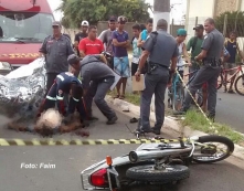 Mais uma morte no trânsito         : motociclista bate em poste