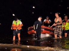 Barco afunda no rio Tietê                     com quatro pessoas