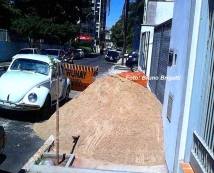 Calçada obstruída: reclamações      dos internautas