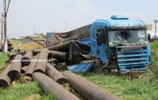 Após acidente, caminhoneiro ainda é vítima de ladrões
