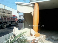 Caminhão DESOCUPA casa               após mais de 30 horas