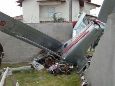 Avião monomotor cai em quintal de casa 