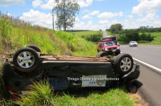 Duplo capotamento em rodovia deixa 6 pessoas feridas 