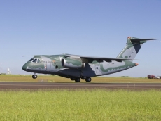Embraer faz voo inaugural            de avião militar da FAB
