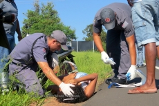 Queda de moto fere mãe e filha na SP-294