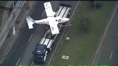 Avião fica enganchado em ponte em São Paulo