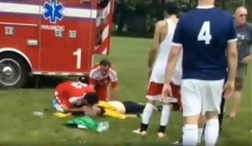 Jogador é preso após quase     matar árbitro em partida 