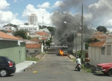 Carro pegou fogo                                       no centro
