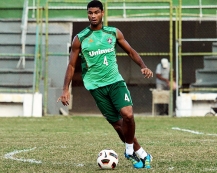 Gum: internação repercute              no país e jogador pede silêncio