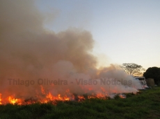 Fogo leva mais de 6 horas para ser controlado