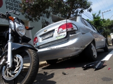 Acidente com moto fere piloto                       de avião no centro