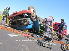 Caminhão tomba no Contorno: Motorista fica preso nas ferragens por quase uma hora