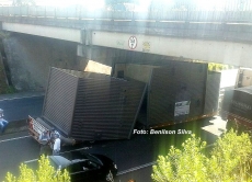 Carreta enrosca em viaduto e complica trânsito na rodovia do Contorno
