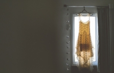 Vestido de noiva voa em janela  horas antes do casamento
