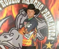 Palhaço de rodeio morre pisoteado por touro