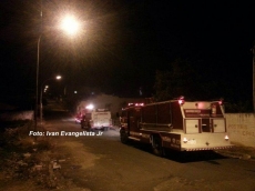 Tempo seco e fogo em mato                : trabalho para Bombeiros