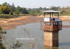 Cascata quase seca: falta de água preocupa