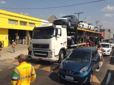 BR-153: Carreta enrosca em fio      e congestiona trânsito