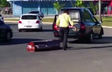 Caixão cai de carro funerário no meio de avenida