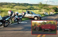 Acidente envolve trator                       e carros: dois feridos