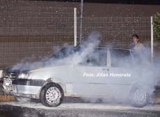 Você repórter: carro pega fogo                  e tem motor destruído