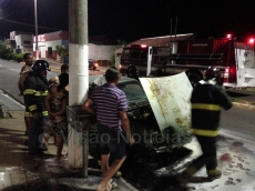 Carro pega fogo na zona Norte