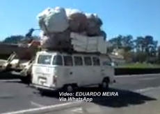 ALÉM DO LIMITE!                         Internauta flagra Kombi com excesso de altura