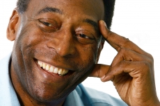 Pelé deve ter alta nesta terça-feira