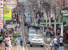 Comércio aberto neste domingo até às 17h