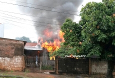 Fogo atinge residência na rua 16 de Setembro