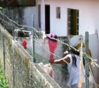 Idosa é agredida com vassoura durante banho 