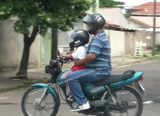 Flagrantes: crianças são transportadas de forma irregular em motocicletas