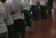 Criança denuncia abuso                        coletivo em escola