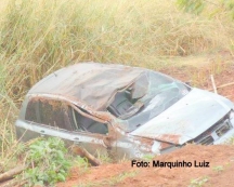 Carro capota na SP-294