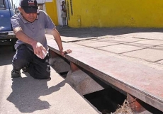 Bebê é achado em bueiro                   com a mãe morta 