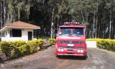 Bombeiros apagam fogo no antigo matadouro
