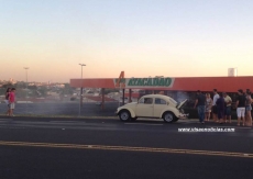 Flagrante: Fusca pega fogo         na entrada da cidade