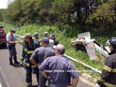 Carro capota no Contorno          : dois feridos
