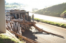 Treminhão com madeira tomba      em rodovia