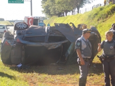 Fuga e capotamento: motorista com droga, desobedece o sinal de parada