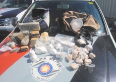 Favela: PM apreende cocaína, crack e maconha