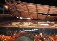 Caminhonete com droga                 é apreendida