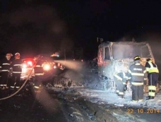 Caminhão explode em rodovia                 com carga                  de solvente