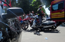 Motociclista fica prensado após colisão com carro e sofre traumatismo craniano