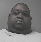 Homem obeso é preso por                    esconder maconha nas dobras da barriga